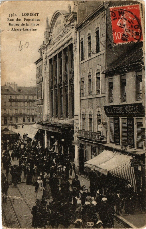 Carte postale ancienne Lorient - Rue des Fontaines Entrée de la Place Alsace-Loraine à Lorient