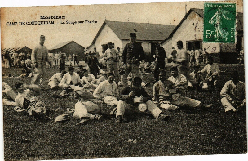 Carte postale ancienne Morbihan - Camp de Coetquidan - La Soupe sur l'herbe