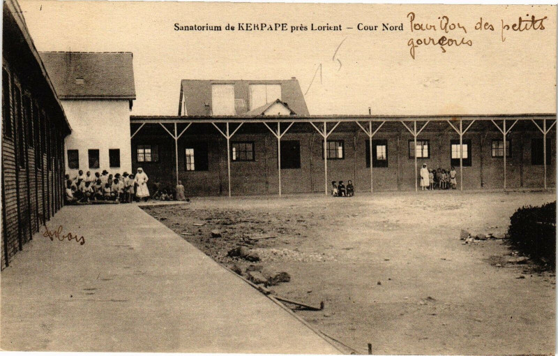 Carte postale ancienne Sanatorium du Kerpape pres Lorient - Cour Nord à Lorient