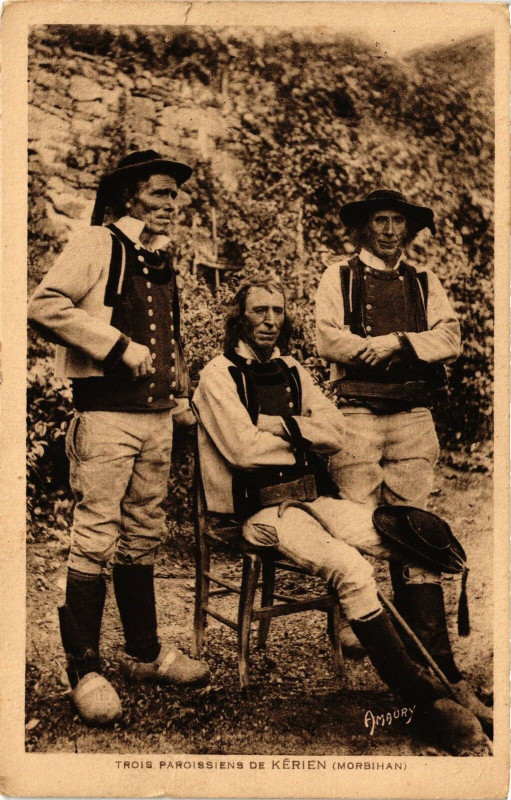 Carte postale ancienne Trois Paroissienne de Kerien