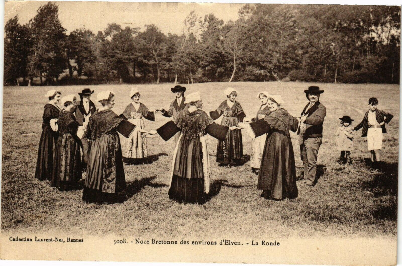 Carte postale ancienne Noces Bretonnes Des Environs D'Elven La Ronde à Elven