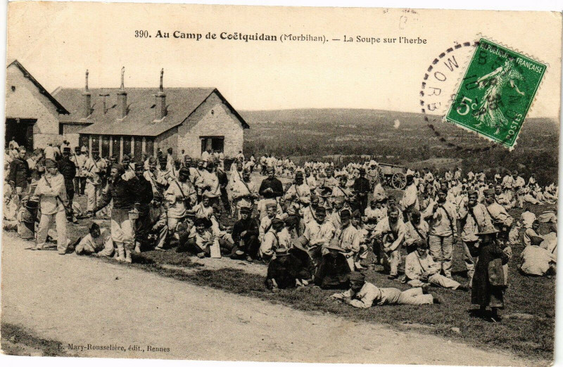Carte postale ancienne Au Camp du Coetquidan - La Soupe sur l'herbe