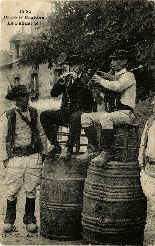 Carte postale ancienne Binious Bretons - Le Faonet
