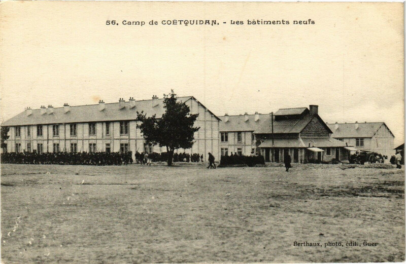 Carte postale ancienne Camp de Coetquidan - Les betiments neufs