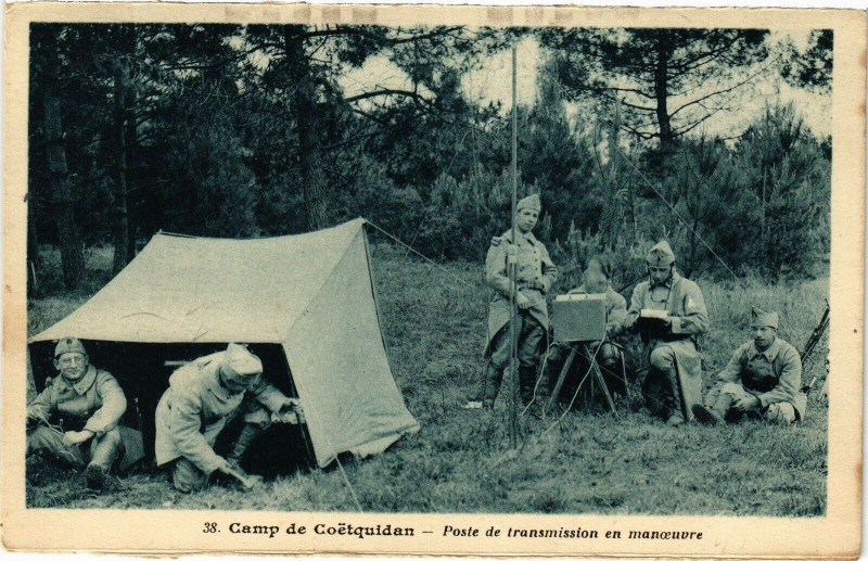 Carte postale ancienne Camp de Coetquidan - Poste de transmission en manceuvre