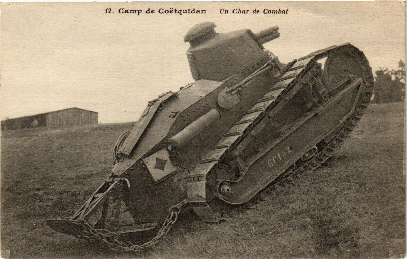 Carte postale ancienne Camp de Coetquidan - Un Char de Combat