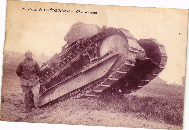 Carte postale ancienne Camp du Coetquidan - Char d'assaut