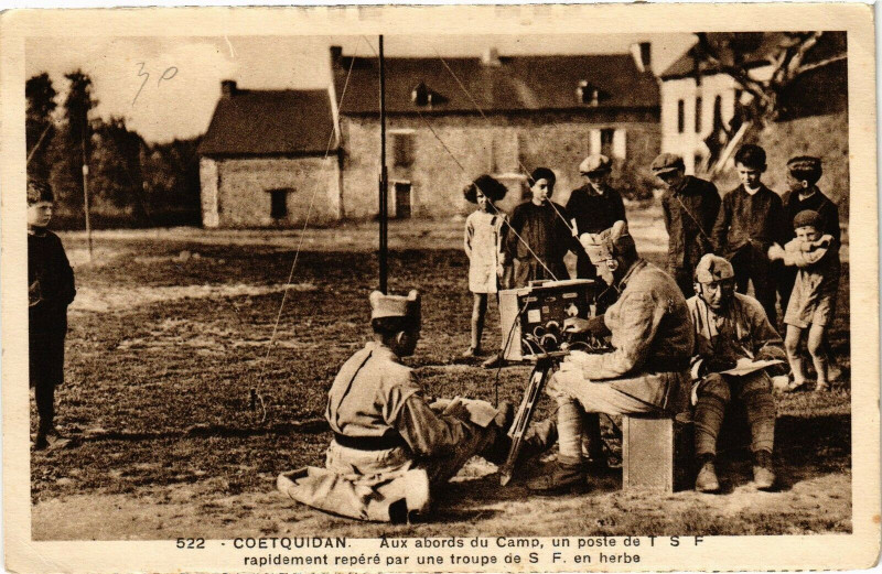 Carte postale ancienne Coetquidan Aux abords du Camp un poste de T S F rapidement repere