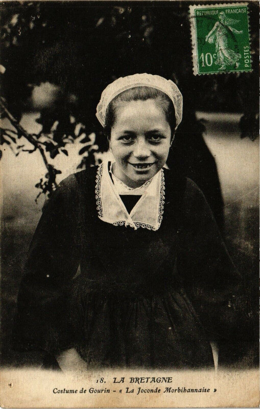 Carte postale ancienne La Bretagne - Costume de Gourin - La Joconde Morbihannaise à Gourin