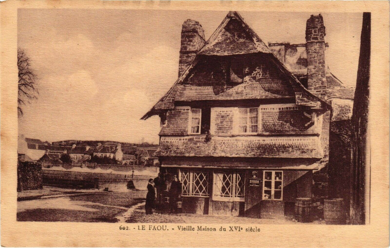 Carte postale ancienne Le Faou - Vieille Maison du Xvi siecle