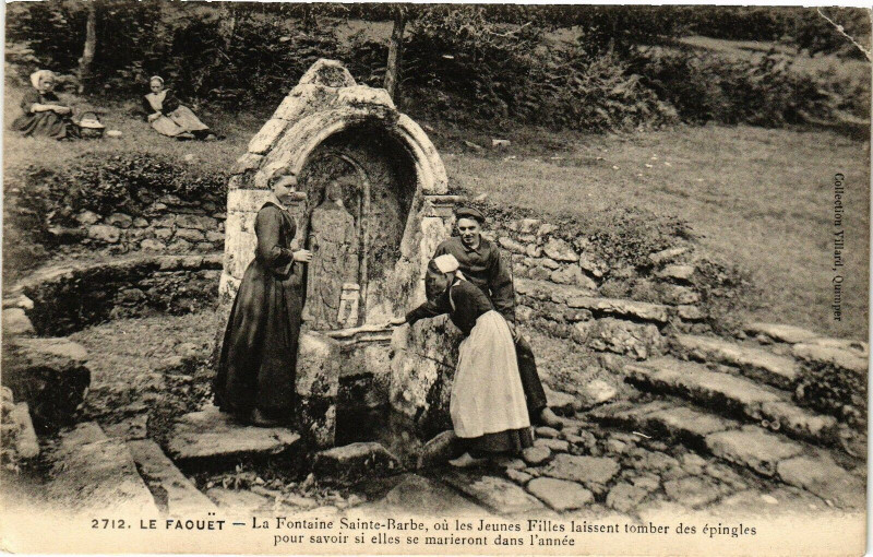 Carte postale ancienne Le Faouet - La Fontaine Ste-Barbe ou les Jeunes Filles au Faouët