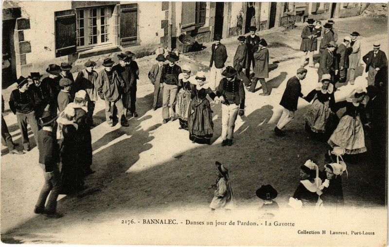 Carte postale ancienne Bannalec - Danses un jour de Pardon - La Gavotte