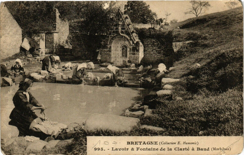 Carte postale ancienne Bretagne - Lavoin & Fontaine de la Clarte a Baud à Baud
