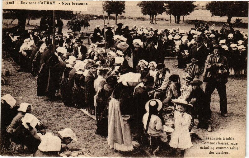 Carte postale ancienne Env. d'Auray - Noce bretonne - Les invites a table Comme.... à Auray