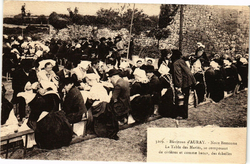 Carte postale ancienne Env. d'Auray - Noce Bretonne La Table des Maries se composant à Auray