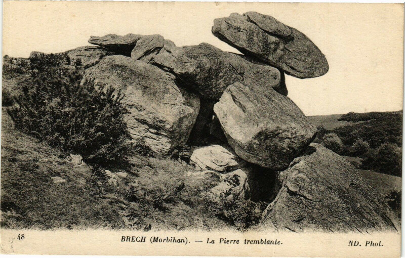 Carte postale ancienne Brech - La Pierre tremblante à Brech