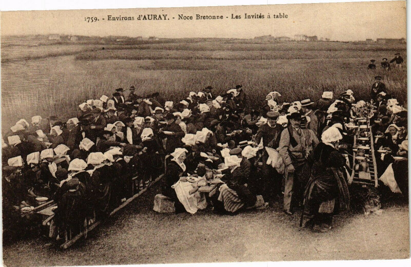 Carte postale ancienne Env. d'Auray - Noce Bretonne - Les Invites a table à Auray