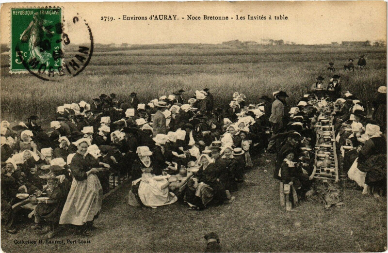 Carte postale ancienne Env. d'Auray - Noce Bretonne - Les Invites a table à Auray