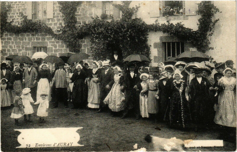 Carte postale ancienne Env. d'Auray - Noce Bretonne en danse à Auray