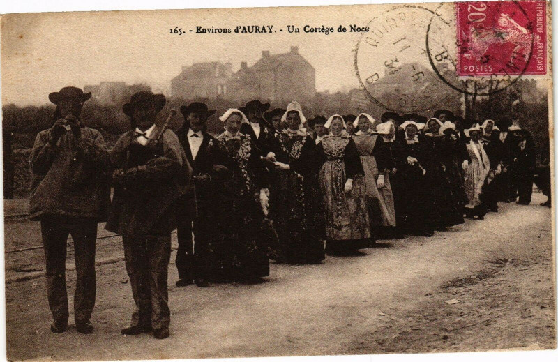 Carte postale ancienne Env. d'Auray - Un Cortege du Noce à Auray