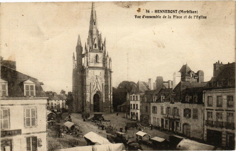 Carte postale ancienne Hennebont - Vue d'ensemble de la Place et de l'Eglise à Hennebont