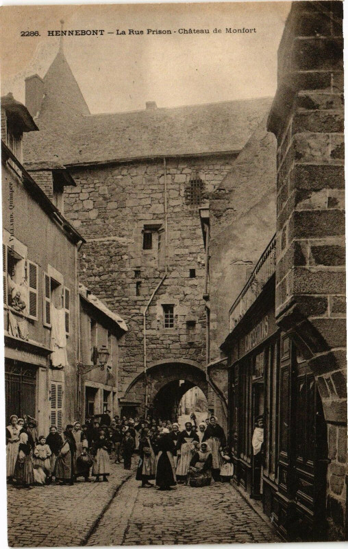 Carte postale ancienne Hennebont - La Rue Prison - Chateau de Monfort à Hennebont