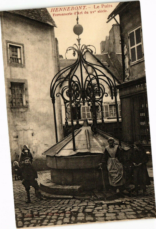 Carte postale ancienne Hennebont - Le Puits - Ferronnerie d'Art du Xv siecle à Hennebont
