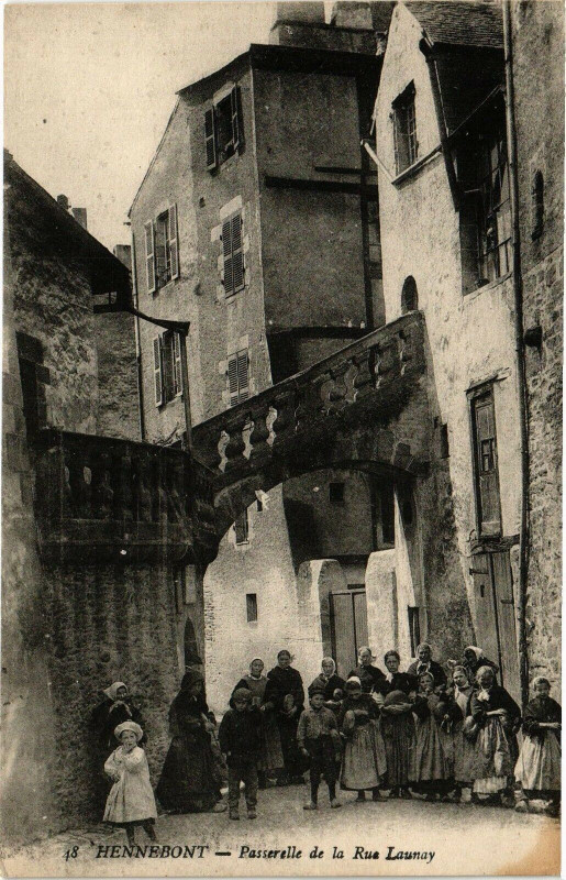 Carte postale ancienne Hennebont - Passerelle de la Rue Launay à Hennebont