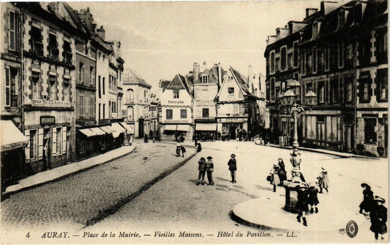 Carte postale ancienne Auray - Place de la Mairie - Vieilles Maisons - Hotel de Pavillon à Auray