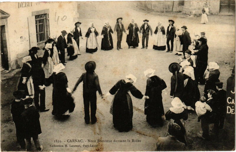 Carte postale ancienne Carnac - Noce Bretonne dansant le Ridée à Carnac