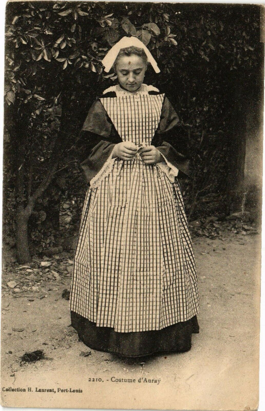 Carte postale ancienne Costume d'Auray à Auray