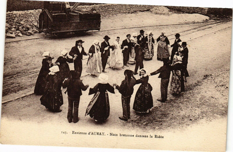 Carte postale ancienne Env. d'Auray - Noce bretonne dansant la Ridée à Auray