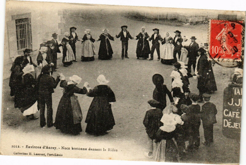 Carte postale ancienne Havirons d'Anray - Noce bretonne dansant la Ridée