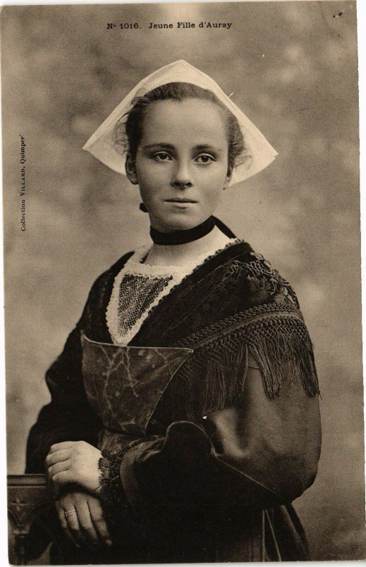 Carte postale ancienne Jeune Fille d'Auray à Auray