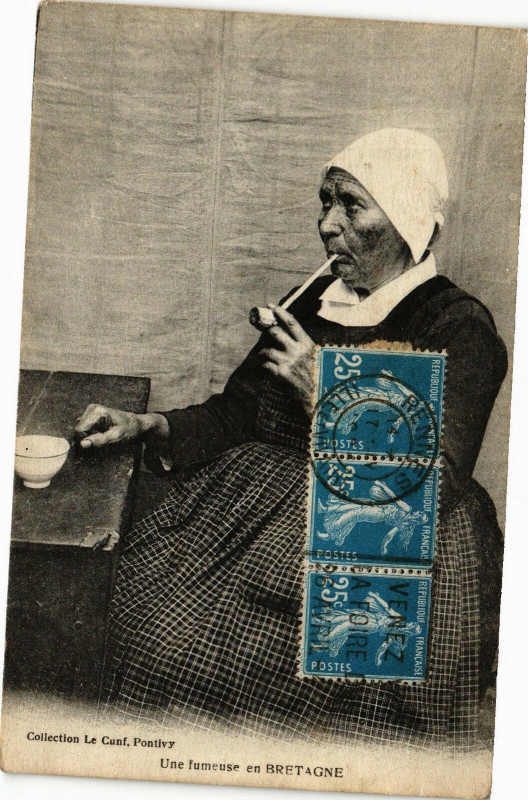 Carte postale ancienne Une fumeuse en Bretagne