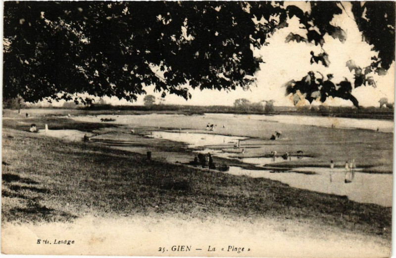 Carte postale ancienne Gien - La Plage à Gien