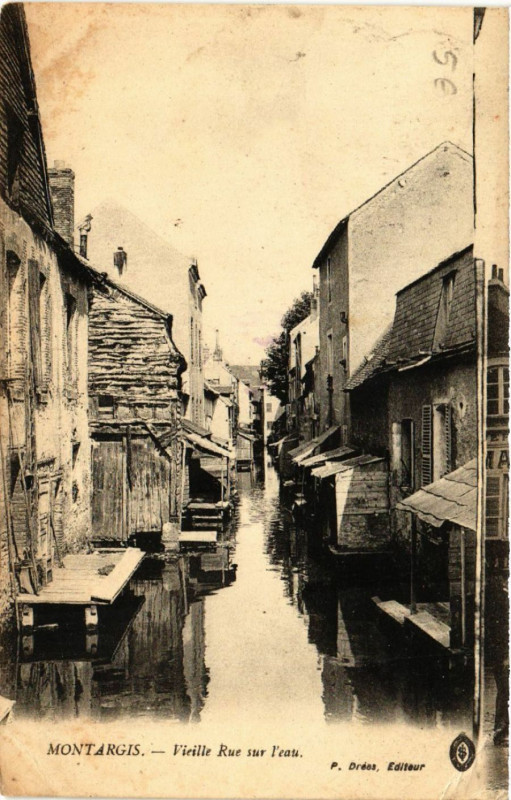 Carte postale ancienne Montargis - Vieille Rue sur l'eau à Montargis
