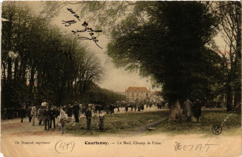 Carte postale ancienne Courtenay - Le Mail - Champ de Foire à Courtenay