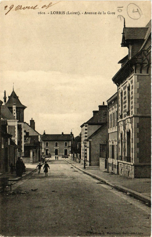 Carte postale ancienne Lorris - Avenue de la Gare à Lorris