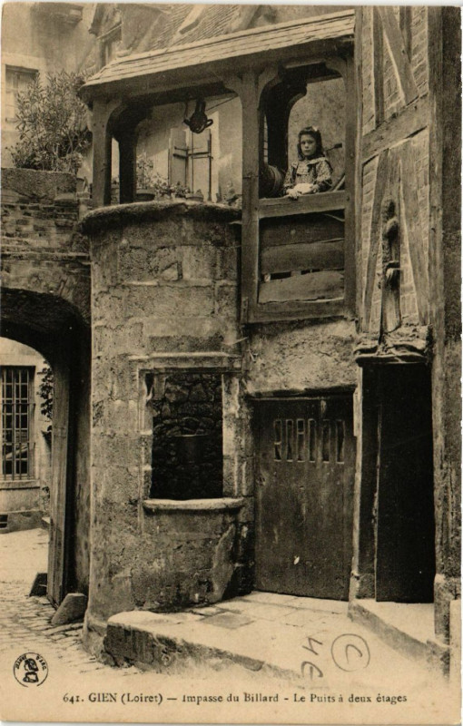 Carte postale ancienne Gien - Impasse du Billard - Le Puits a deux étages à Gien