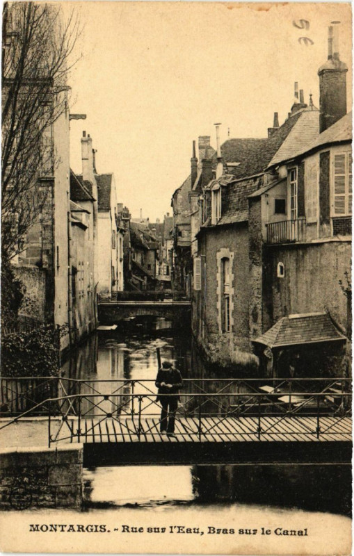 Carte postale ancienne Montargis - Rue sur l'eau - Bras sur le Canal à Montargis