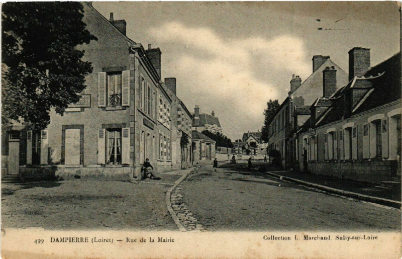 Carte postale ancienne Dampierre - Rue de la Mairie