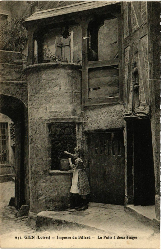 Carte postale ancienne Gien - Impasse du Billard - Le Puits a deux étages à Gien