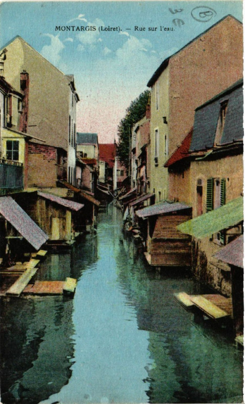 Carte postale ancienne Montargis - Rue sur l'eau à Montargis