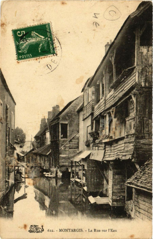 Carte postale ancienne Montargis - La Rue sur l'Eau à Montargis
