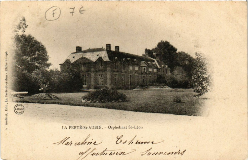 Carte postale ancienne La Ferte- Saint-Aubin - Orphelinat Saint-Léon