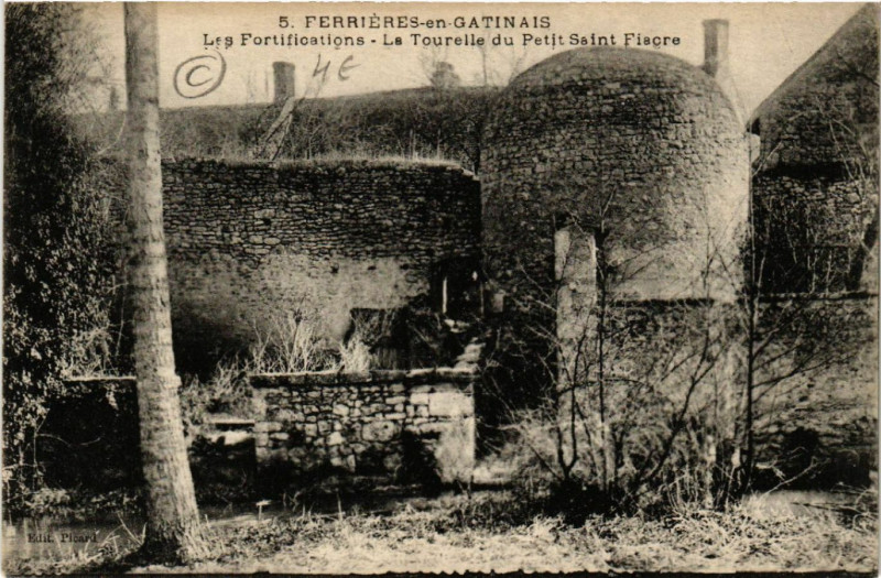 Carte postale ancienne Ferrieres-en-Gatinais - Les Fortifications - La Tourelle à Ferrières-en-Gâtinais