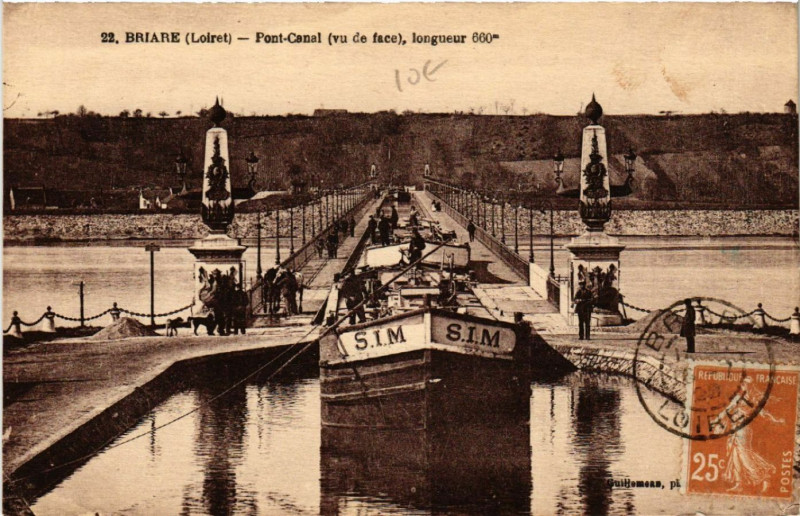Carte postale ancienne Briare - Pont-Canal - vu de face à Briare