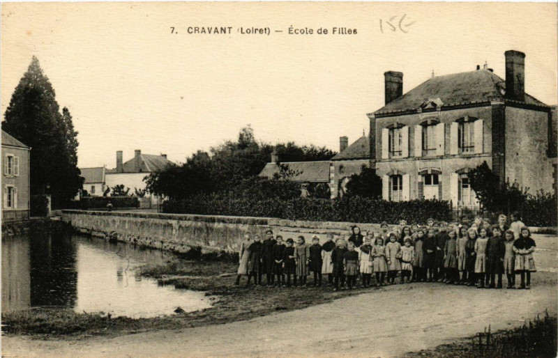 Carte postale ancienne Cravant - Ecole des Filles à Cravant