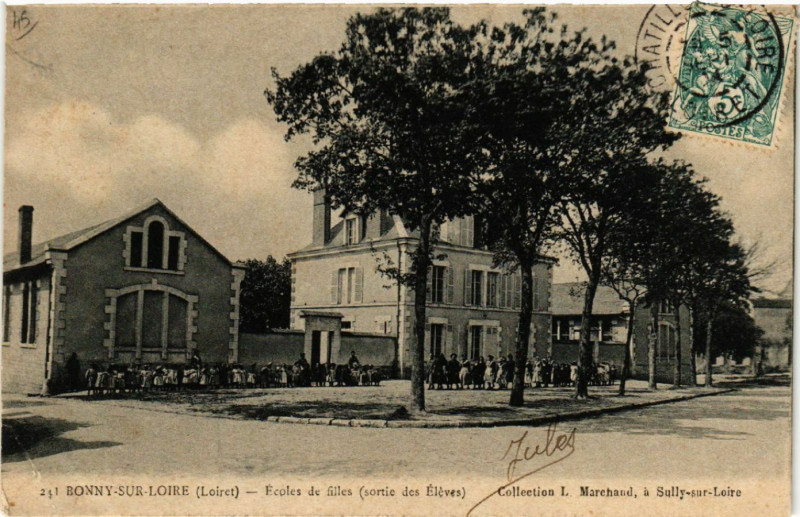 Carte postale ancienne Bonny-sur-Loire - Bonny - Ecole des Filles - sortie des Eleves à Bonny-sur-Loire